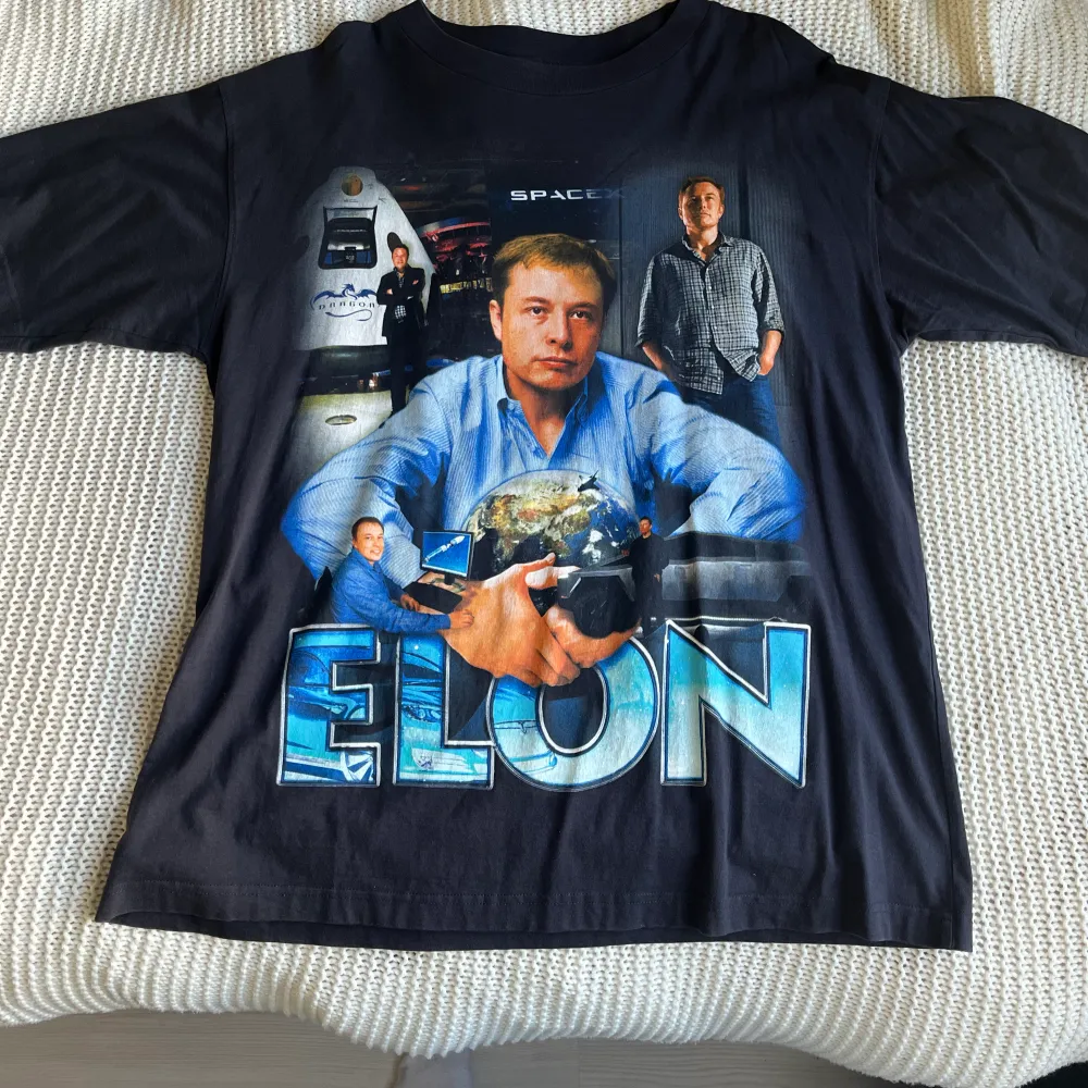 Marino Morwood Elon Musk t-shirt  Bra skick lite cracking på baksidan Otroligt skön och najs passform. T-shirts.