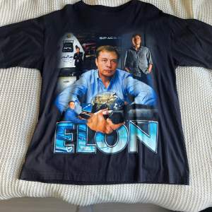 Marino Morwood Elon Musk t-shirt  Bra skick lite cracking på baksidan Otroligt skön och najs passform