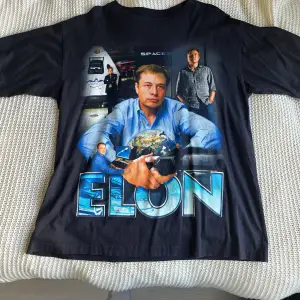 Marino Morwood Elon Musk t-shirt  Bra skick lite cracking på baksidan Otroligt skön och najs passform
