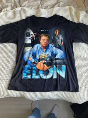 Marino Morwood  - Marino Morwood Elon Musk t-shirt  Bra skick lite cracking på baksidan Otroligt skön och najs passform