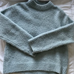 Stickad tröja  - Blå stickad tröja 