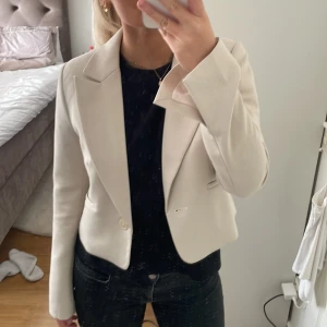 Kavaj - Beiga lite croppad kavaj från Gina , endast använd en gång , som ny, köpte den för 700 ungefär , väldig snygg till fest, priset kan diskuteras!💗💗storlek M