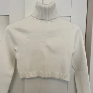 Långärmad topp - En stickad vit topp från ZARA i storlek xs, ganska tjock och varm 