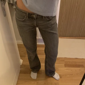 Lågmidjade jeans  - Lågmidjade jeans i modellen arrow från Weekday! Så snygga i grå färg