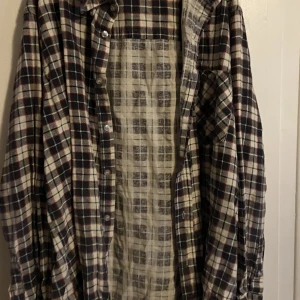 Flanellskjorta  - En flanellskjorta som är inte så sliten