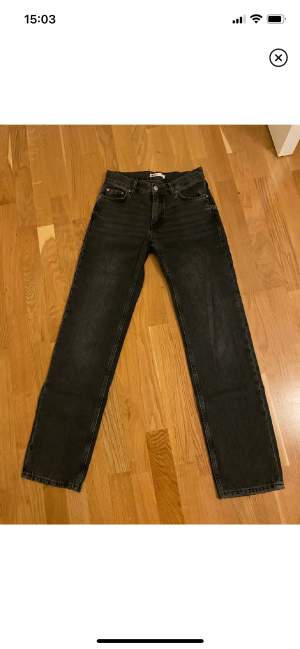 Säljer mina lågmidjade jeans från Gina Tricot i storlek 32💗 Innerbenslängden 78 midjemåttet 34x2