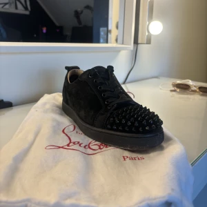 Christian Louboutin  - Svarta loubs i storlek 40 men sitter som 41, skick 8-9/10 inga problem me dem alls men dem e ju använda så såklart inte ny skick. Hör av er för mer bilder elle frågor. Kvitto snören och extra nitar finns. Kan mötas upp annars skickas dem med post nord