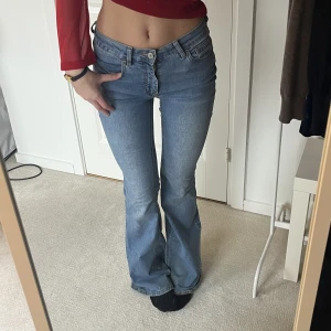 Midrise bootcut jeans  - As sköna midrise, bootcut jeans Tyvärr för långa så slitna vid hälarna, är 163 Men annars bra skick