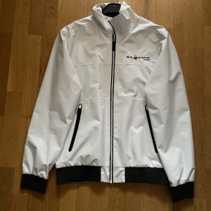 Sail Racing jacka - Sail Racing Spray Gore Tex Jacket. Gore Tex - vatten och vindtät. Nästan aldrig använd pga att den var för liten. 