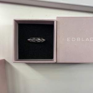 Säljer min Edblad ring i storlek 17,50 (M)💘Den har inga defekter och är i nyskick💘