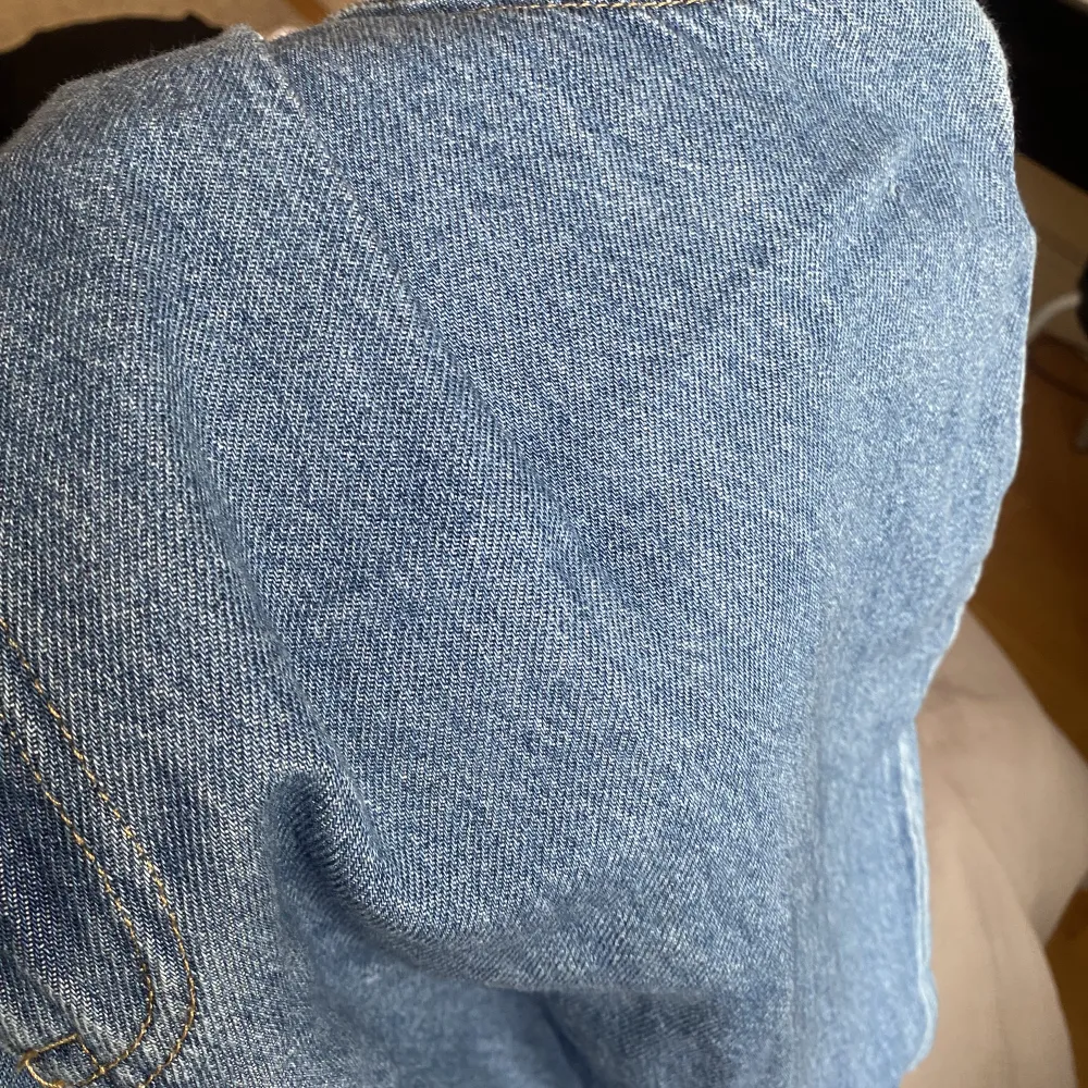 Baggy mom jeans i fräsch blå färg.  Storlek 40 men skulle säga mer som en 38 eller M. Jeans & Byxor.