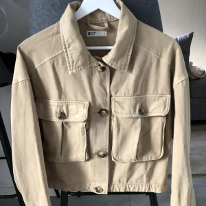 Beige jeansjacka  - Beige jeansjacka ifrån Gina Tricot, storlek S, endast testad! 