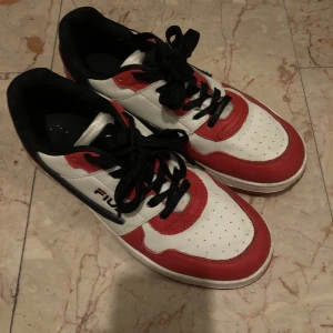 Filaskor - Bilderna är inte rättvisa, de är väldigt fräscha och som nya. Sneakers med bra kvalitet, otroligt sköna att gå i, använda ett fåtal gånger. De är str 41 så passar både killar och tjejer (är från manavdelning dock)