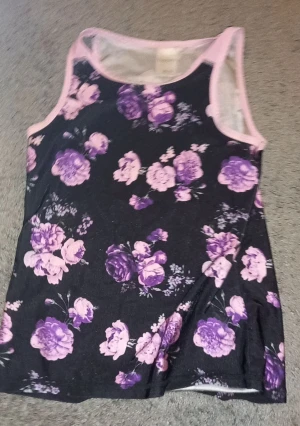 Sportlinne - Fint sportlinne. Andvönt 3-4 gånger innan den blev för liten❤️