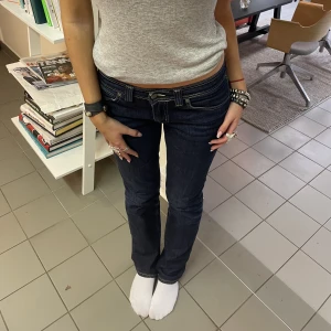 Lågmidjade blå jeans  - Modellen brukar bära storlek 36, eu storlek och är 175 cm men hör av dig för exakta mått/ fler bilder/frågor. 