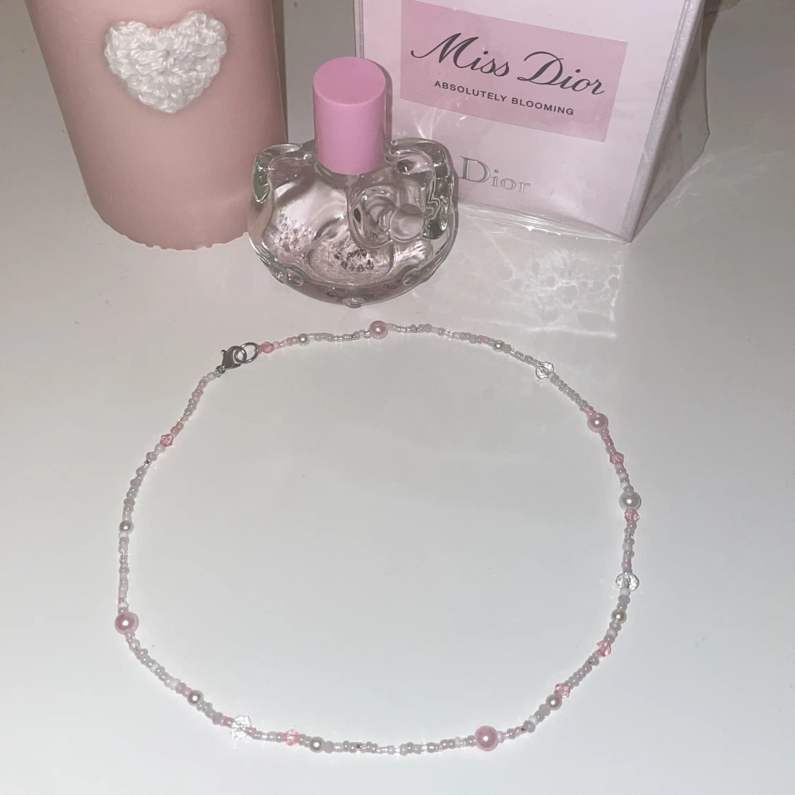 Fint gulligt rosa och vitt pärlhalsband💗 - 90