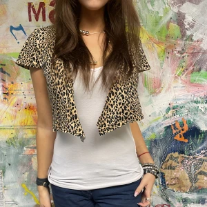 LEOPARD BOLERO - Leopard mönstrad bolero. Passar S/M. Modellen är 175 cm. Hör av er vid frågor/fler bilder. 