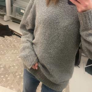Jätte skön och gosig tröja från H&M. Köptes förra året men är knappt andvänd, har endast haft på den hemma satt den är inte sliten på något sätt. Den är lite nopprig som man ser på bilden men är inget speciellt man tänker på. Köparen står för frakten❤️