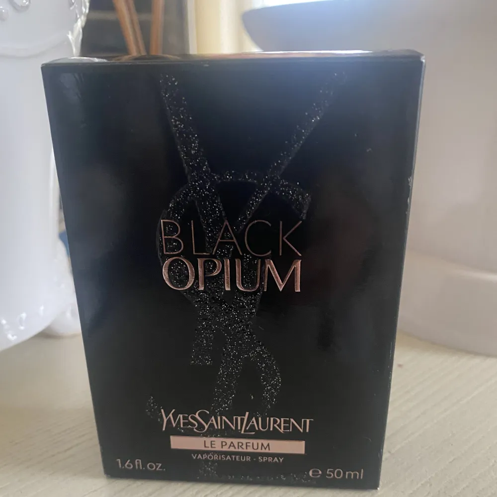   Ny oanvänd Black Opium Le Parfum 50ml   Den mest intensiva och radikala tolkningen av Black Opium från Yves Saint Laurent.  Nypris över 1000kr  Finns i Bandhagen alt skickas. Köparen står för frakten. . Övrigt.