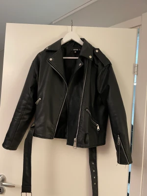 Skinnjacka, läderjacka  - Från Missguided/ Nelly.com Storlek 36