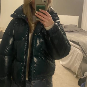 Vinterjacka - Superfin grön vinterjacka, den är helt oanvänd endast testad. Köpt för 900kr. Jackan passar mig som är en xs/s i storlek🤍