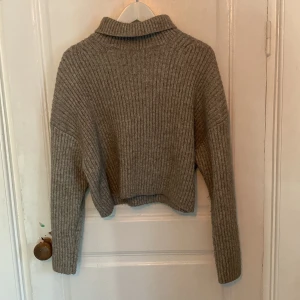 Stickad tröja  - Säljer en jätte fin stickad tröja i stl L men den är liten i storleken. Har tyvärr tröttnat på den men passar väldigt bra nu på hösten och vintern,den är lite nopprig men annars är den i ett bra skick💕