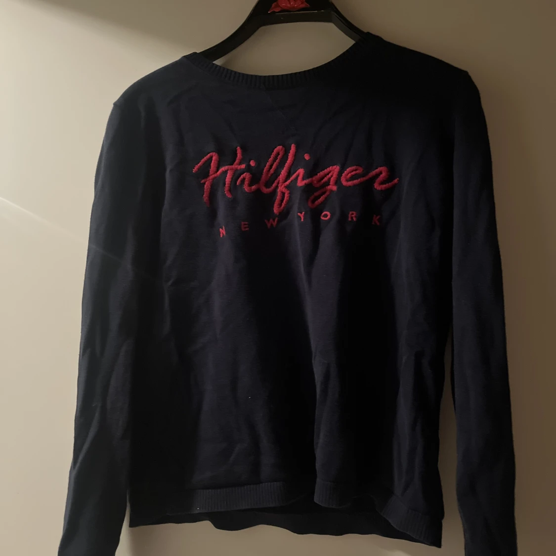 Marinblå tröja me rött tryck  - 91