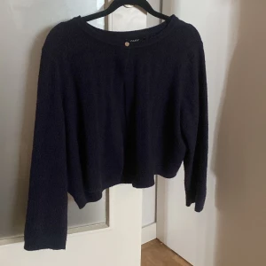 Trekvartsärmad kofta - En jätte fin trekvartsärmad kofta/bolero  från only i fint skick, står ingen storlek men skulle tippa på allt från Xs-M❤️