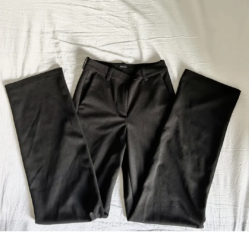 Säljer dessa snygga mid waisted kostymbyxor! 💕 Midjemått: 32-35cm (stretchiga) Innerbenslängd: 75-77cm. Jeans & Byxor.