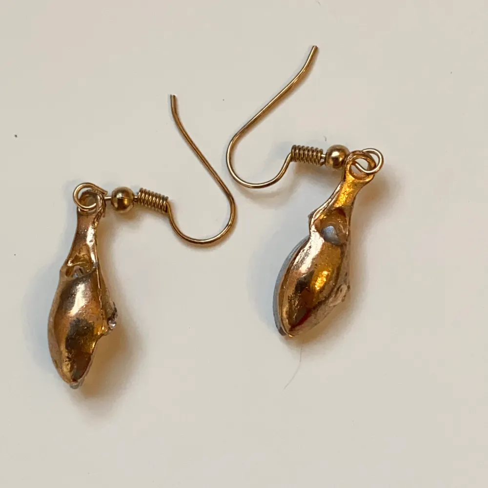 Vackra guldfärgade örhängen med rhinestones  Okänt material . Accessoarer.