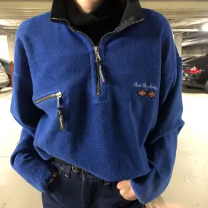 Retro peak sweatshirt/fleecetröja. Jätte fin mörkblå färg! 