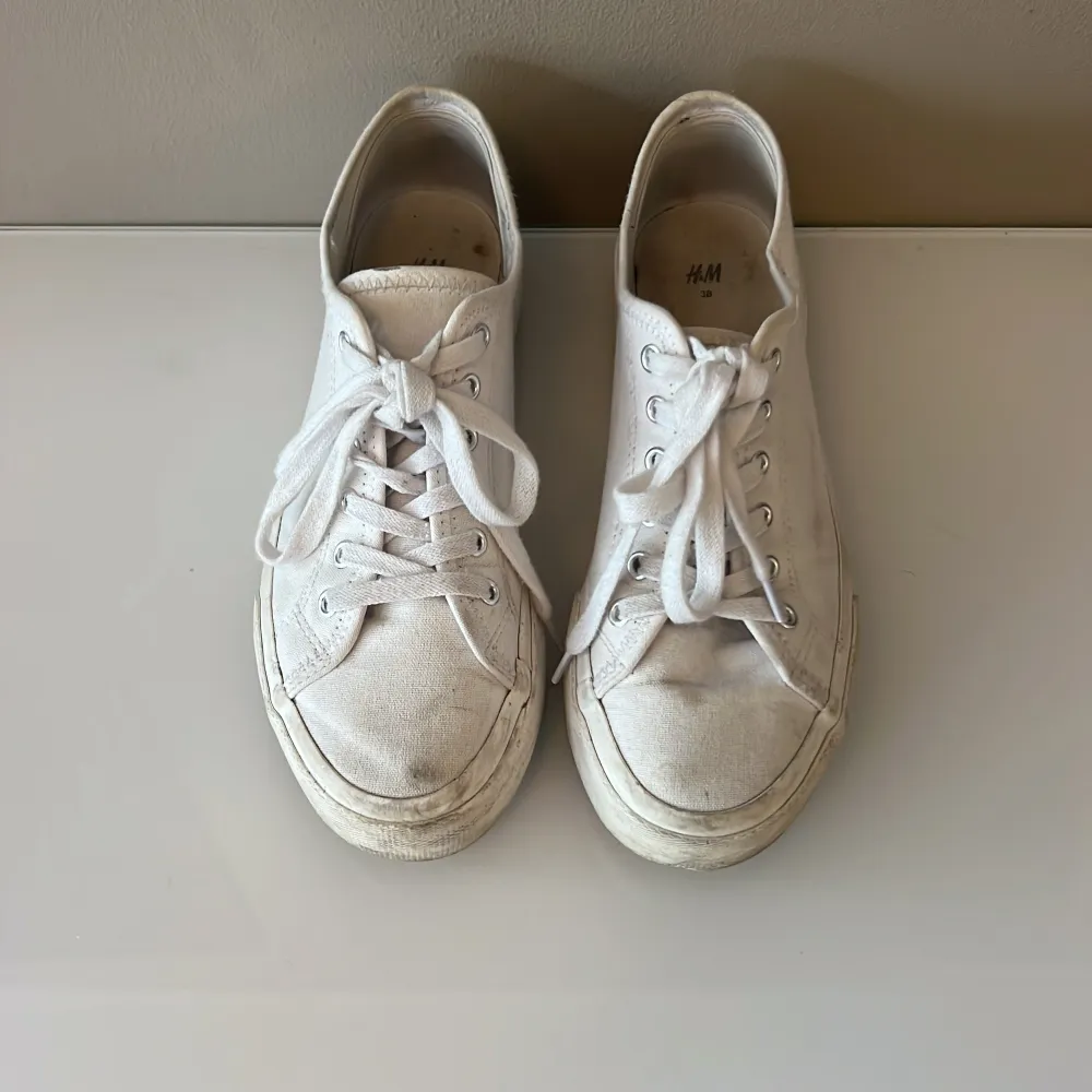 Dessa går 100% att tvätta men jag orkar inte. Jag tänker om någon är i nöd av ett par skor som man kan ha till allt utan att va rädd om dem😊. Skor.