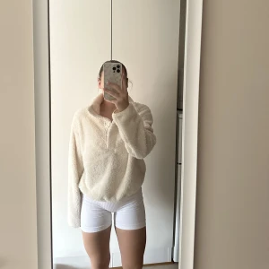 Tröja - Super mysig tröja från H&M storlek XS. Passar mig som är en S/M. Alla knappar är hela🫶🏽