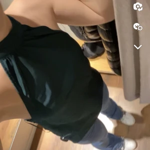 Mörkgrön sidentopp  - Från BikBok, bara använd en gång. Perfekt till fest🙌🏼