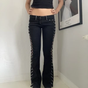 Lågmidjade jeans! - Lågmidjade jeans med sjukt coola detaljer på sidorna! Bootcut och flared! Midjemått: 76cm, innerbenslängd: 78cm! (Kolla mina andra annonser, har lagt ut fler lågmidjade jeans mm)