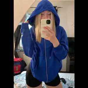 Super fin blå zip hoodie, inte blivit använd så mycket. Ganska tunn💙