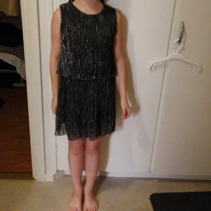 Festklänning som glittrar  - Grå glitter klänning, en riktig party klänning. Jätte fin till fest