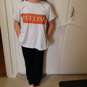 T shirt  - En vit t-shirt med text Felling.