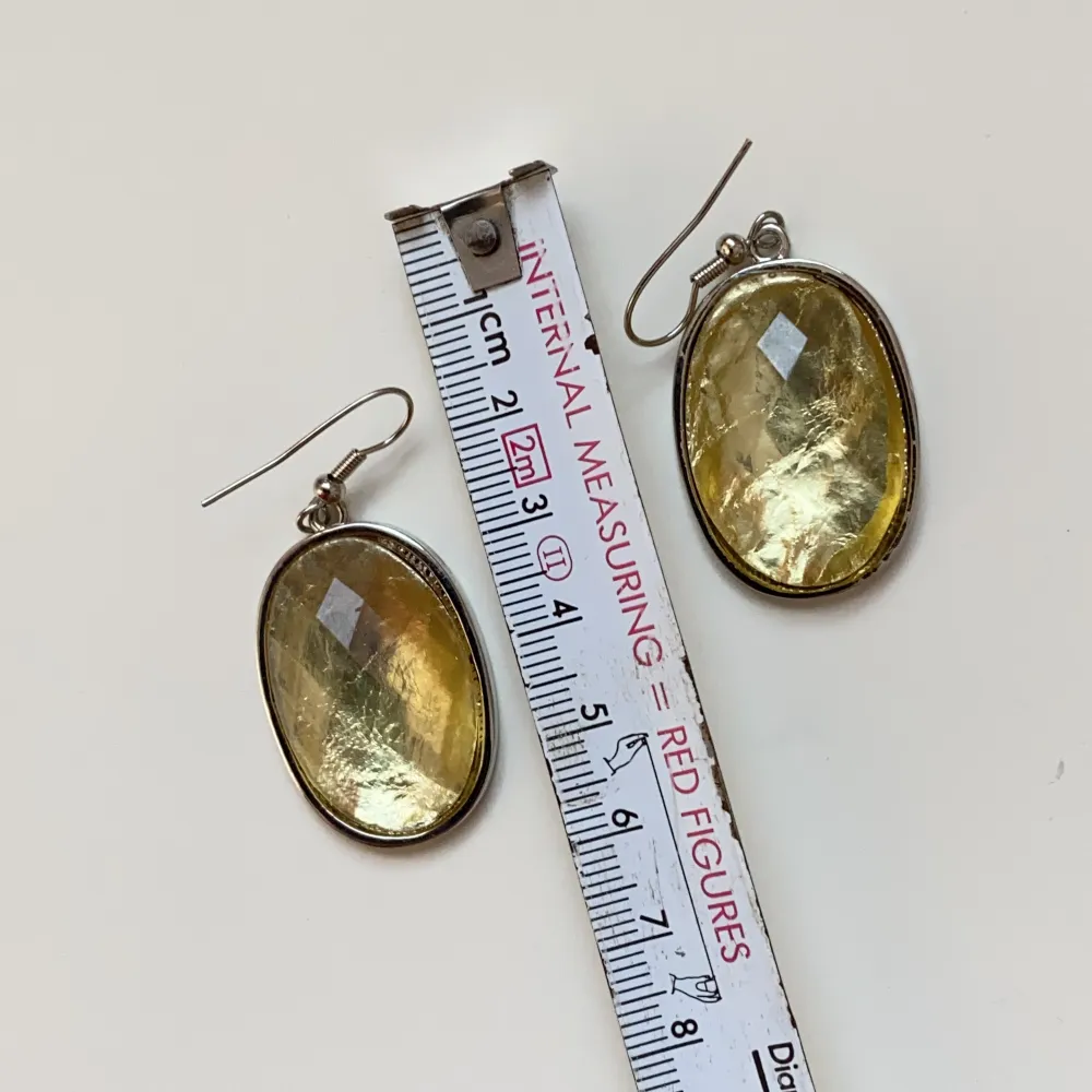 Snygga örhängen med gula fasetterade rhinestones  Okänt material . Accessoarer.