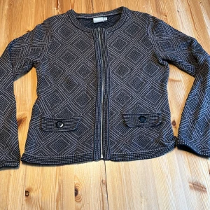 Tröja med dragkedja strl s - Super fin tröja med drag kedja.  Inget att anmärka, ytludd/ noppor kan förekomma om man synar noga. Mycket kvar att ge.    Lite ljusbrun/ svart i färg som jag upplever den.  