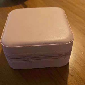 Litet smyckes skrin  - Jag köpte denna för 50 kr men kom sedan på att jag alldrig kommer använda så jag säljer den för 40. Kan prutas vid snabb affär!  Jag kan tyvärr inte skriva för det är något fel på min mobil men det lilla facket på översta locket är ca 9 cm 