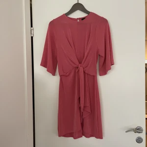 Klänning strl S - Supermjuk rosa klänning som aldrig blivit använd. Har en knytdetalj på framsidan. 💕