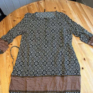 Överdel  - Mycket fin överdel/tunika. Sparsamt använd och kan inte se något att anmärka förutom den är lite skrynklig. 