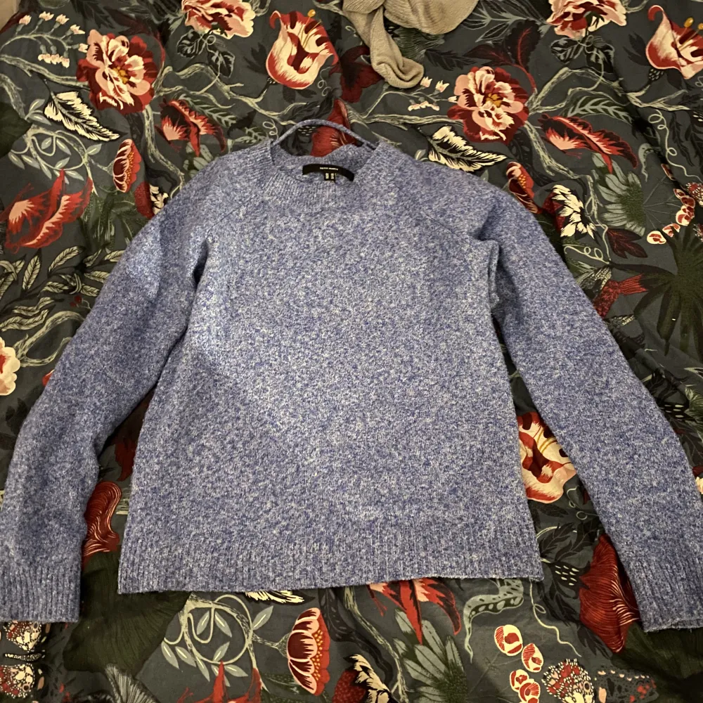 En blå ganska tunn stickad tröja ifrån vero moda💙sparsamt använd säljer då den inte kommer till användning längre, (nypris 249kr). Stickat.