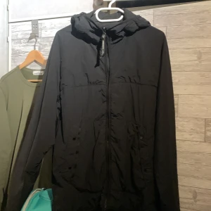 Cp company jacka - Tjena, säljer nu min cp company jacka Andvänt 1 gång  Köpt på NK kvitto finns  Storlek L Vid snabb affär kan priset diskuteras  Ny pris 6000kr