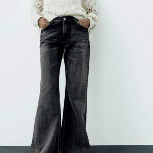 oanvända med tag ”jeans trf flare med medelhög midja” från zara i storlek 36. nypris 400kr. säljer för 300kr💘