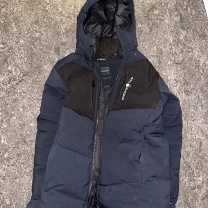 Sail racing jacka - Sail racing jacka säljes då den blivit för liten. Perfekt för dig som vill hålla dig varm under vintern! Storlek 150. Gott skick