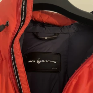 röd sail racing jacka - storlek m, sparsamt använd 