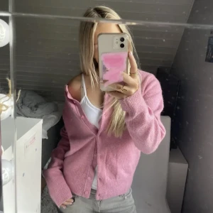 Rosa kofta - Jätte fin rosa kofta köpt här på plick men satt inte som jag tänkt🤍 Bilden är från hon jag köpte av🤍