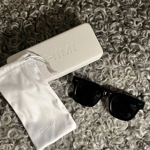 Chimi glasögon  - Säljer nu mina svarta chimi glasögon då jag köpt ett par gråa, svin snygga o inte mycket använda, är helt som nya! Nypris 1200kr